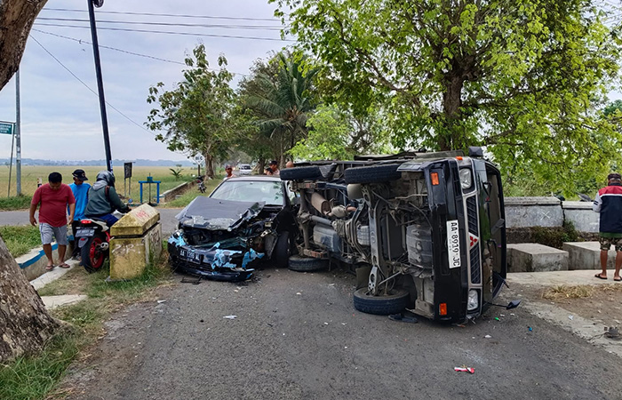 RUSAK: Kondisi kedua kendaraan usai laka di Jalan Purwodadi - Sangubayu Senin (31/7/23) pagi.