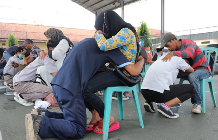 CENGENG: Pelajar bersimpuh di hadapan orang tua, mereka menginsafi kesalahan usai terlibat aksi tawuran.