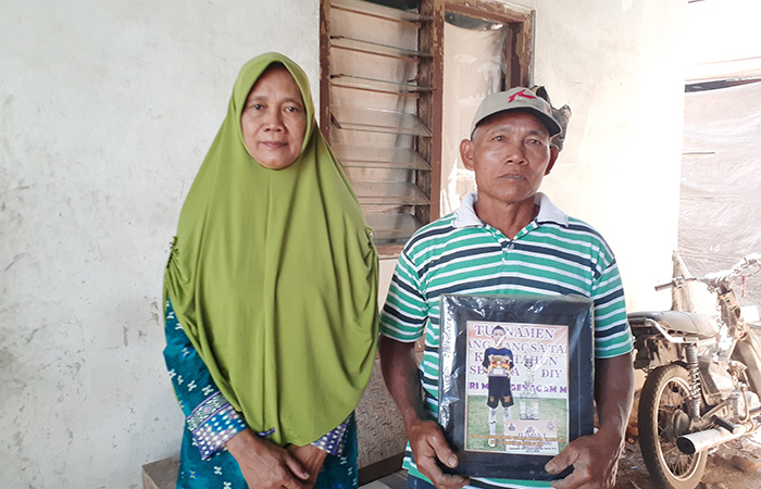 BANGGA: Tugiyo, 59, dan Sutini, 64, saat menunjukkan foto anaknya yang diterima sebagai polisi di rumahnya Padukuhan Sindet, Trimulyo, Jetis, Bantul Senin(31/7/23).