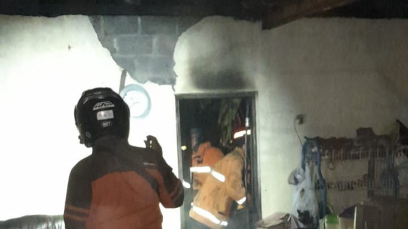 KOBONG: Petugas memadamkan api yang membakar rumah di Padukuhan Badegan, Kalurahan Bantul, Kapanewon Bantul. (Dok Humas Polres Bantul)