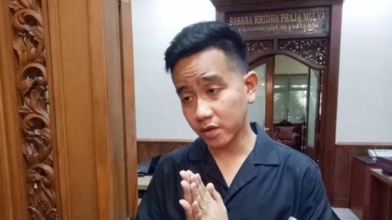 INISIATIF: Wali Kota Surakarta Gibran Rakabuming Raka saat memberikan keterangan pers, Selasa (23/5/2023). (SILVESTER KURNIAWAN/RADAR SOLO)