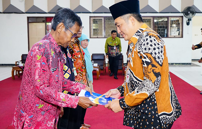 TERIMA KASIH: Bupati Magelang Zaenal Arifin saat menyerahkan SK Pensiun pada ASN di lingkungan Pemkab Magelang.