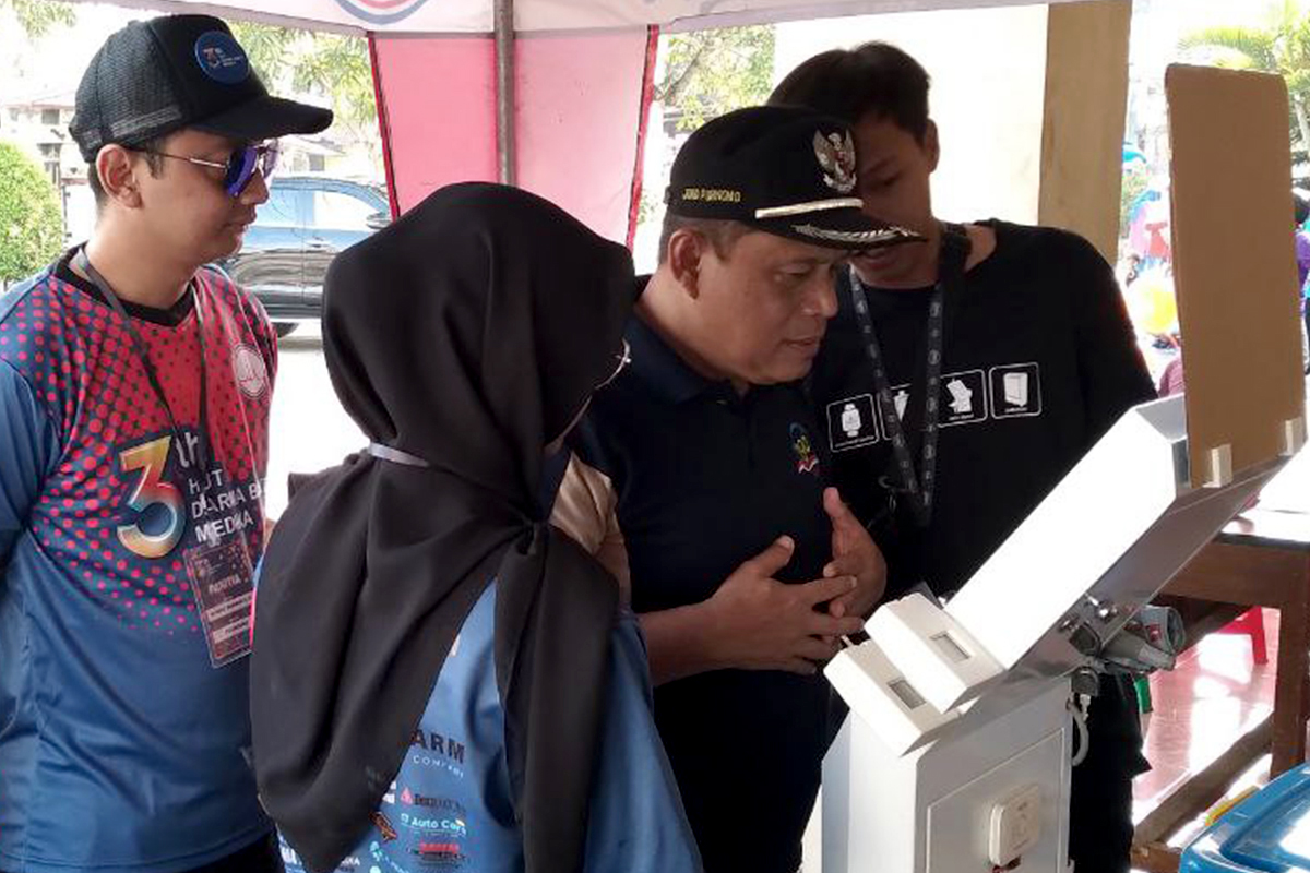 CEK KESEHATAN: Wakil Bupati Bantul Joko B Purnomo melakukan pengecekan kesehatan menggunakan Kios Sehat pada acara pengecekan kesehatan gratis yang diselenggarakan oleh Klinik Darma Bakti Medika beber