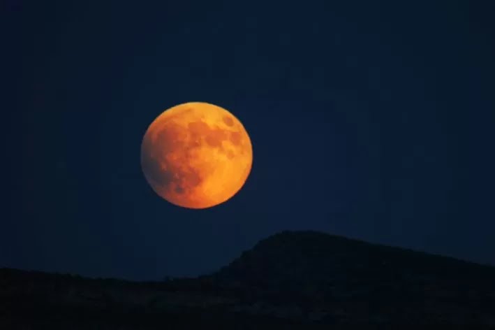 Fenoema Supermoon bulan Juli di London.