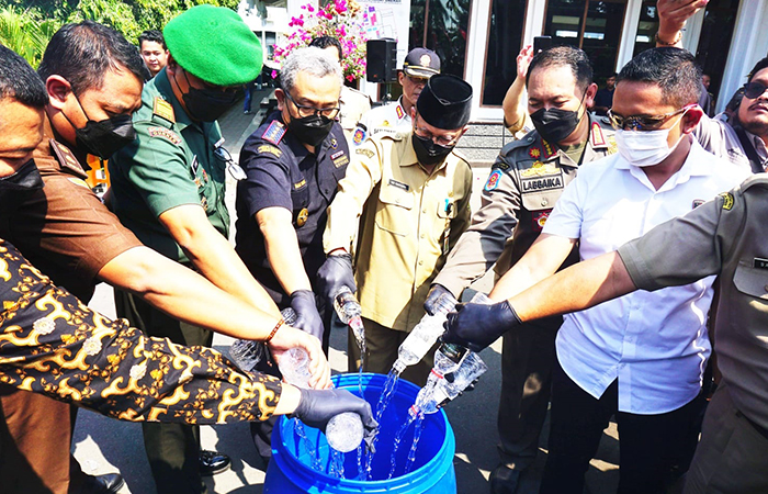 CUKAI ILEGAL: Sekretaris Daerah Kabupaten Magelang bersama Kepala Kantor Wilayah Direktorat Bea dan Cukai Tipe Madya Pabean C Magelang dan jajaran Forkompimda saat melakukan pemusnahan barang