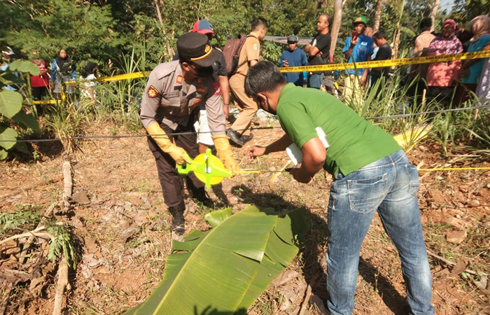 NAHAS - Polisi melakukan olah TKP dan pemeriksaan di lokasi penemuan mayat diduga akibat laka tunggal di jalan Manggung - Karanganyar, Padukuhan Karanganyar, Kalurahan Ngalang, Gedangsari pada Selasa.