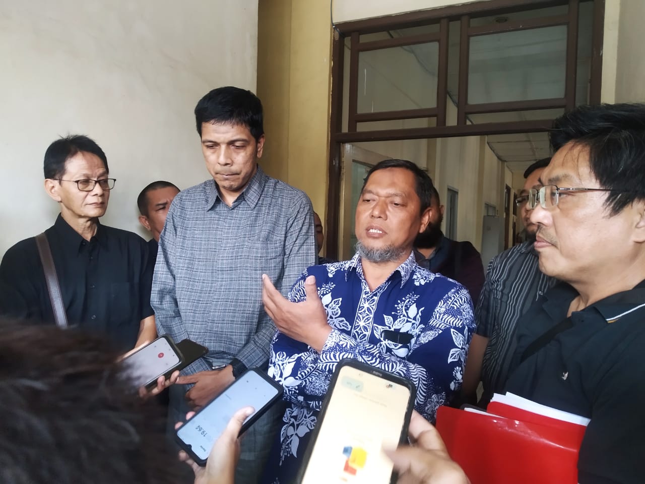 KEPASTIAN: Korban apartemen Malioboro City mendatangi Dinas Pekerjaan Umum dan Kawasan Permukiman (PUPKP) Sleman Senin (31/7). (Fahmi Fahriza/Radar Jogja)