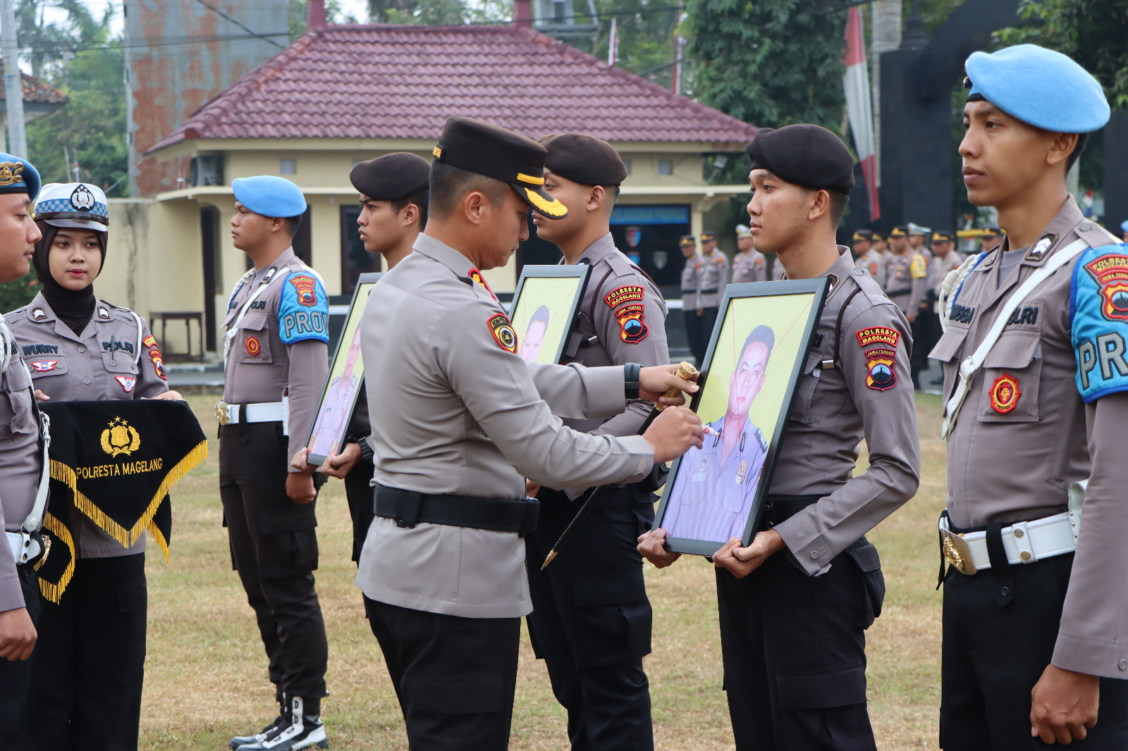 SIMBOLIS: Upacara pemberhentian tidak dengan hormat (PTDH) terhadap tiga personel Polresta Magelang, Selasa (1/8). (Dok Humas Polresta Magelang)