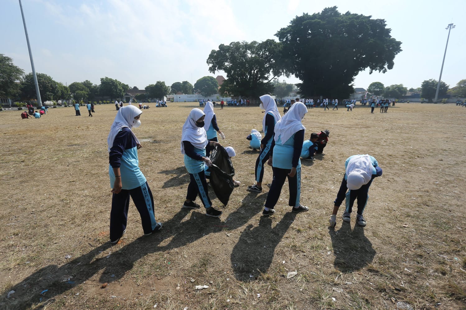 RERESIK: Sejumlah pelajar membersihkan sampah di Alun-Alun Kidul Jogjakarta. (Elang Kharisma Dewangga/Radar Jogja)