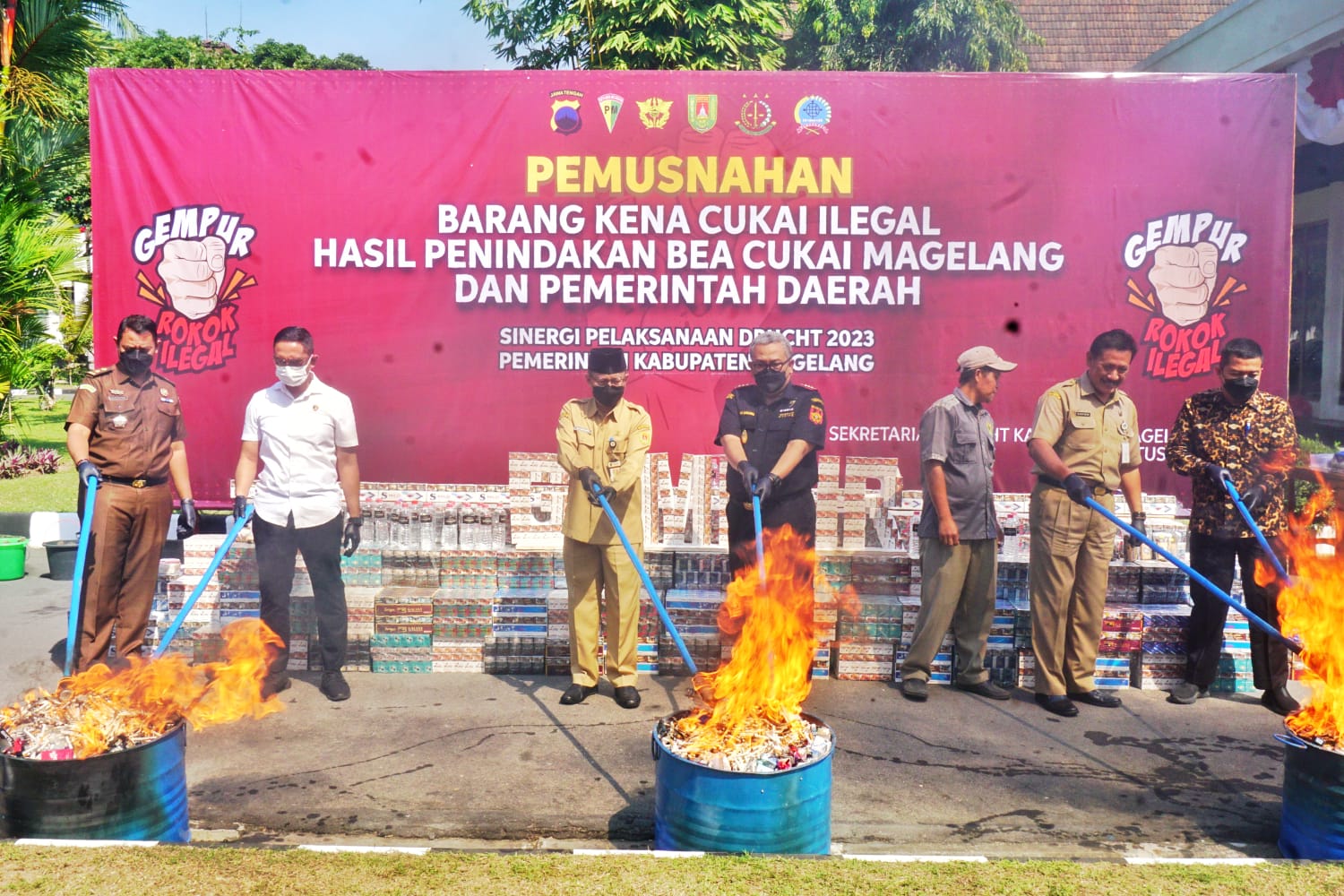 ILEGAL: Seksa Kabupaten Magelang bersama Kepala Kantor Wilayah Direktorat Bea dan Cukai Tipe Madya Pabean C Magelang memusnahkan barang kena cukai (BKC) ilegal. (Prokompim Setda Kab Magelang)