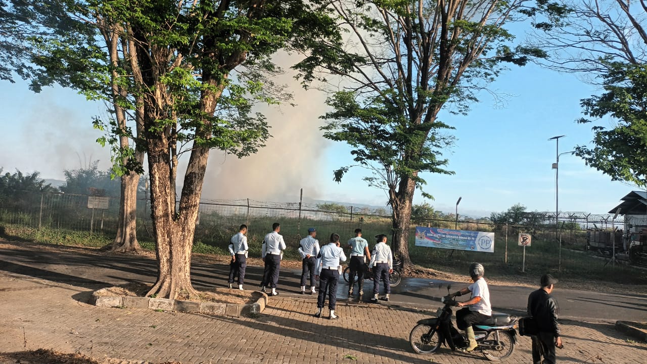 API: Kondisi lahan terbakar di kawasan lahan Bandara Adi Sutjipto Jogjakarta, Minggu (30/7/2023). (Sumber Foto: Warga Sekitar)