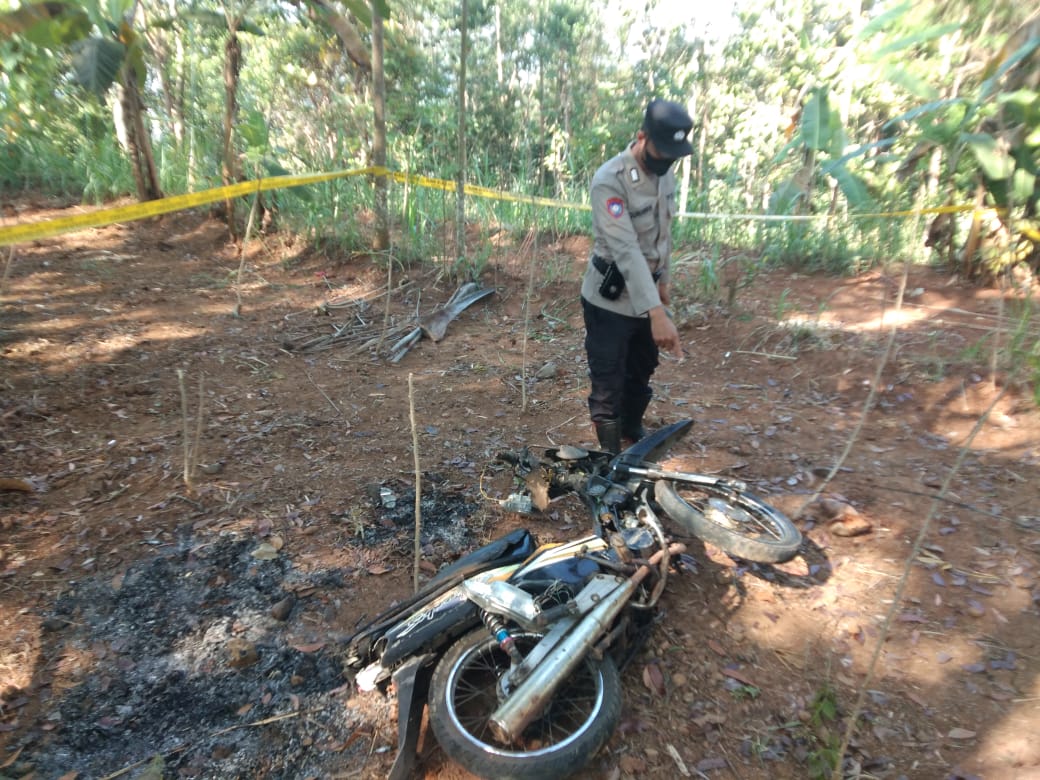 NAHAS: Polisi melakukan olah TKP di lokasi penemuan mayat di jalan Manggung - Karanganyar, Padukuhan Karanganyar, Kalurahan Ngalang, Gedangsari, Selasa (1/08). (Dok Polsek Gedangsari)