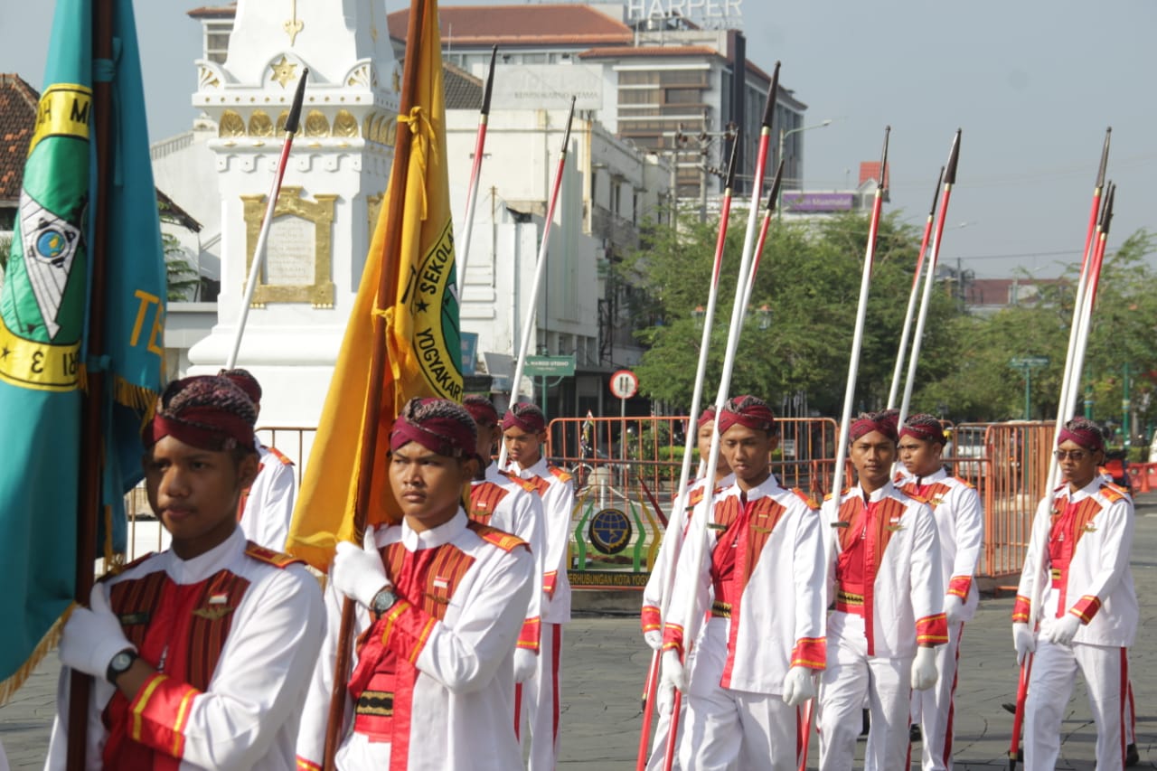 KIRAB BUDAYA: Para siswa SMKN 3 Jogja saat kirab budaya melewati Tugu Jogja. (Dok SMKN 3 Jogja)