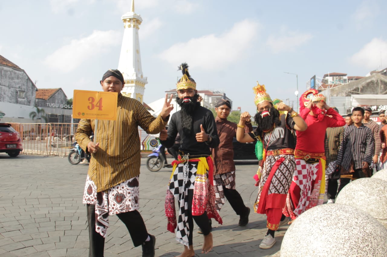KIRAB BUDAYA: Para siswa SMKN 3 Jogja saat kirab budaya melewati Tugu Jogja. (Dok SMKN 3 Jogja)