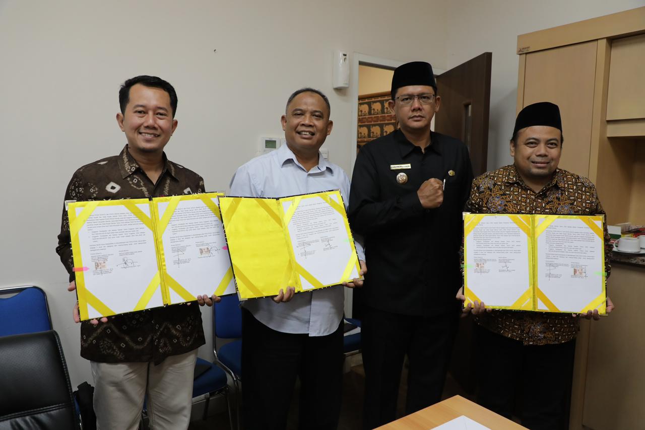 JURDIL: Wakil Bupati Sleman Danang Maharsa menyaksikan penyerahan biaya Pemilu 2024. (Humas Pemkab Sleman)