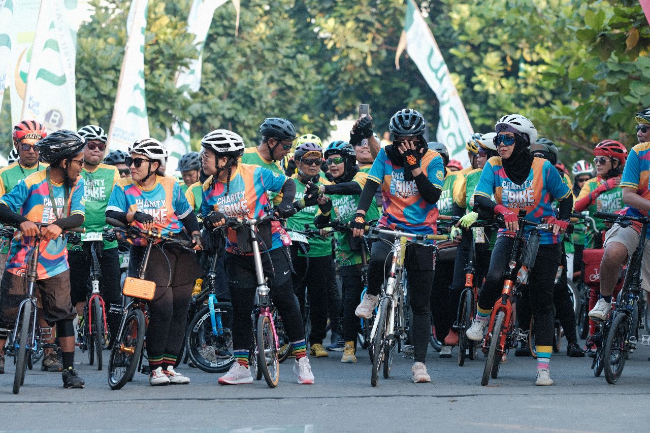 START: Para peserta Charity Fun Bike bersiap-siap mancal sepeda serta wujudkan aksi sosial Milad ke-32 UNISA Yogyakarta, Minggu (30/7/2023). (Dok Humas UNISA Yogyakarta)