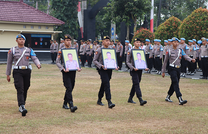 SIMBOLIS: Upacara pemberhentian tidak dengan hormat (PTDH) terhadap tiga personel Polresta Magelang, Selasa (1/8/23).