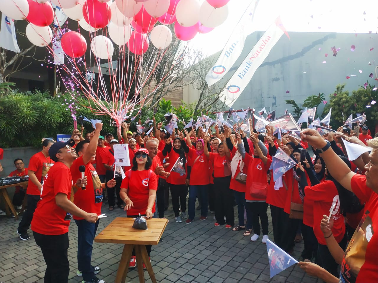 BANTU UMKM: Direksi beserta para karyawan PT BPR Natasha Bintang Anugerah saat seremonial launching "Kredit Merdeka 2." (BPR NATASHA FOR RADAR JOGJA)