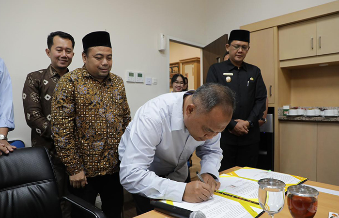 SERAH TERIMA: Pemkab Sleman resmi menyerahkan dana hibah untuk penyelenggaraan Pemilu 2024 senilai Rp 58,5 miliar kepada KPU Sleman dan Bawaslu Sleman Selasa (1/8/23).
