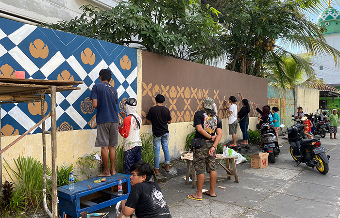 KREATIF: Masyarakat saat ikut kegiatan batik mural yang diadakan oleh Kelurahan Semaki Selasa (1/8/23).