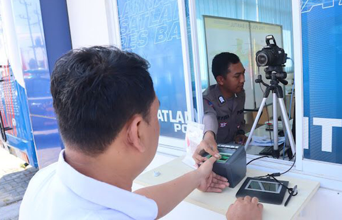 TAK PERLU ANTRE: Masyarakat saat melakukan perpanjangan surat izin mengemudi (SIM) di Satlantas Polres Bantul dengan layanan drive thru Selasa (1/8/23).