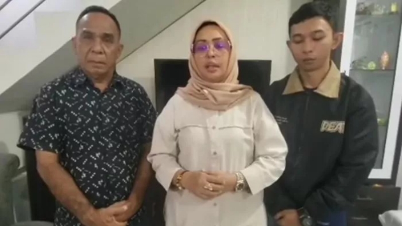 BELASUNGKAWA: Ketua DPRD Kota Ambon Ely Toisutta (tengah) saat mengucapkan belasungkawa terhadap korban penganiayaan anaknya. (Instagram @ndorobei.official)