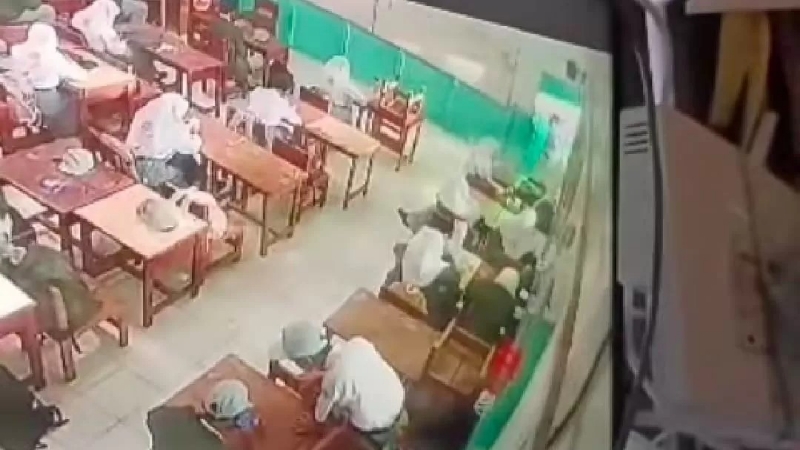 Viral sebuah rekaman CCTV yang menunjukkan detik-detik pelajar SMA Negeri di Banjarmasin tusuk teman saat di dalam kelas. (Istimewa)