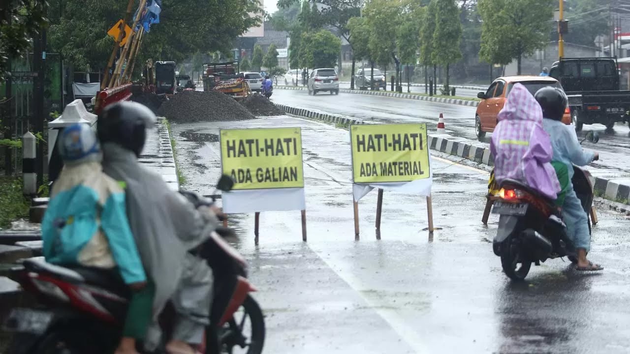 KURANG TERANG: Ilustrasi pengendara sepeda motor di Ringroad Jogjakarta. (Radar Jogja File)