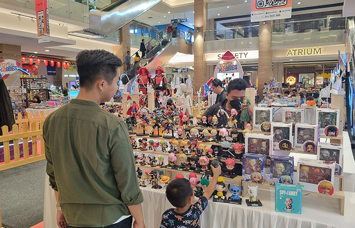 BERAGAM: Para pengunjung umum dan kolektor yang mengunjungi event Toys and Hobbies di Pakuwon Mall RAbu (2/8/23). Agenda ini akan berlangsung hingga 6 Agustus mendatang.