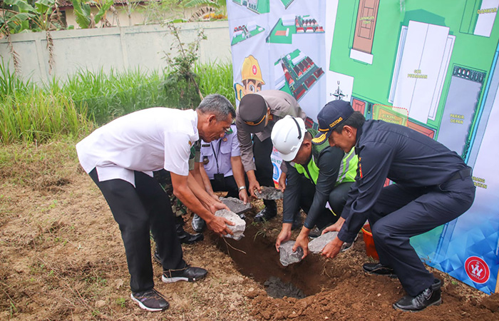 DIMULAI : Bupati Kebumen Arif Sugiyanto melakukan peletakan batu pertama gedung sentra industri hasil tembako (SIHT) di Desa Petanahan.