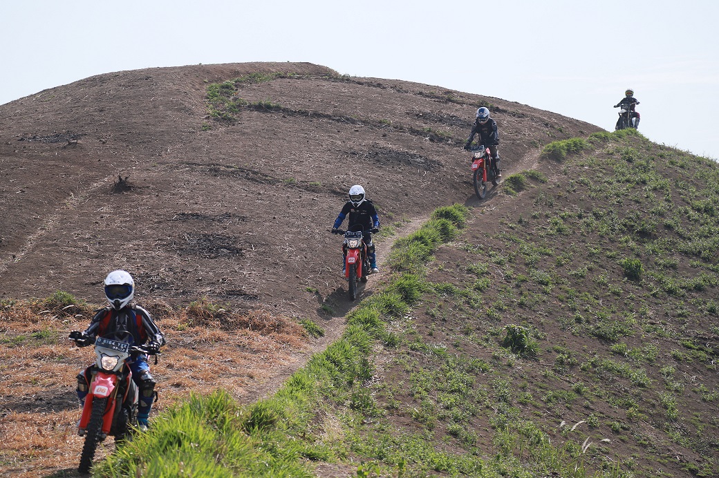 Safety Riding Manager PT Astra Honda Motor (AHM) Johanes Lucky memberikan beberapa tips teknik aman dan berkendara nyaman&nbsp;menggunakan sepeda motor trail.