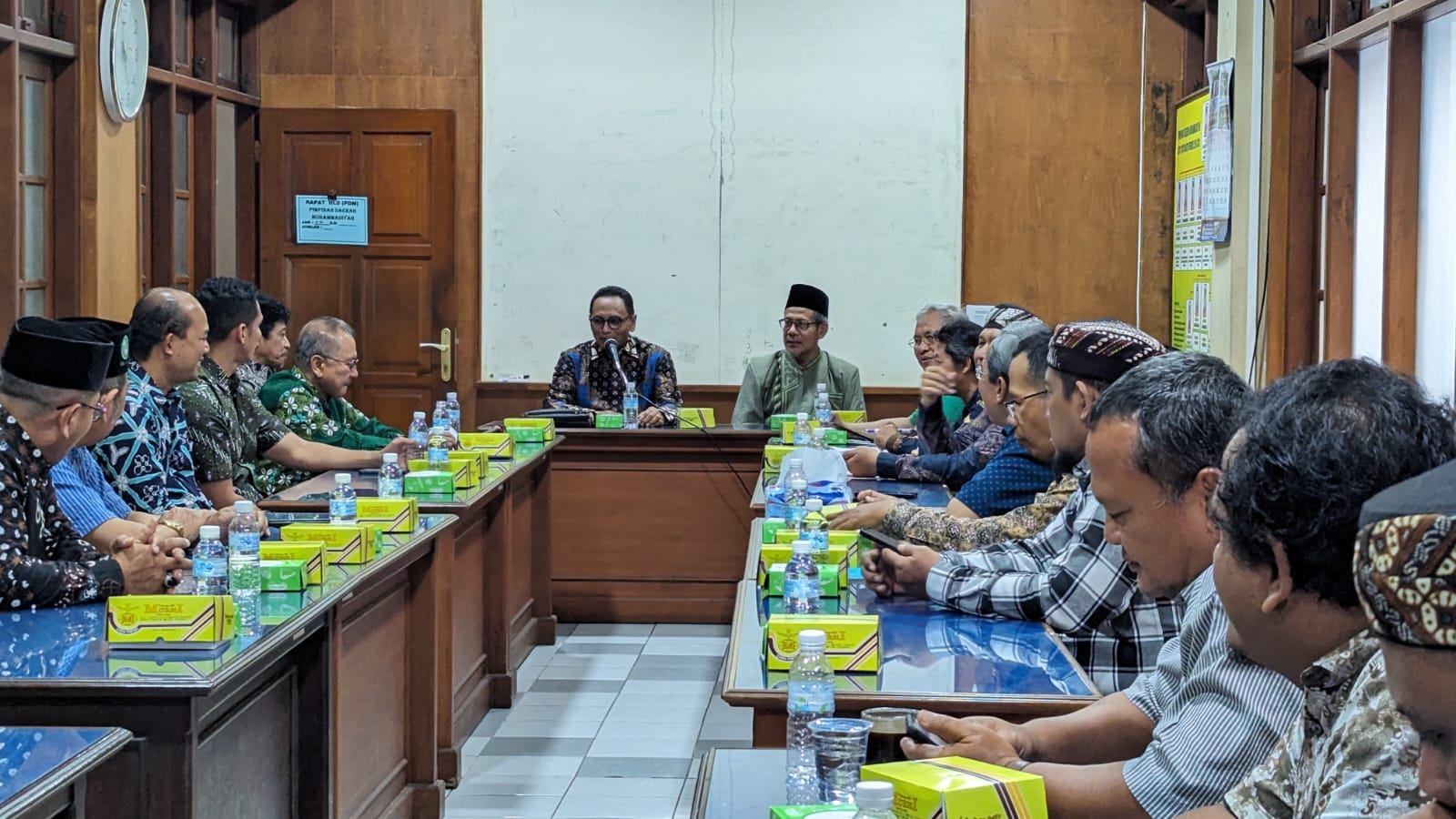 SILATURAHMI: Caleg DPR RI dari PAN dan jajaran pengurus PAN saat mendatangi kantor PDM Kota Jogja