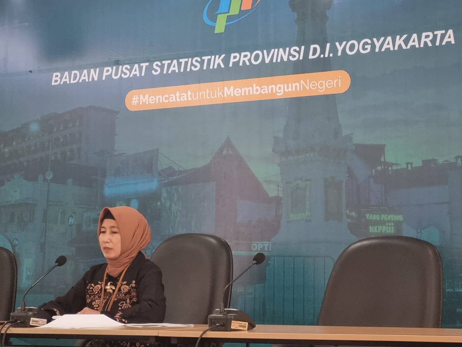 TUNTAS: Kepala BPS DIY Herum Fajarwati saat memaparkan mengenai rilis berita statistik termasuk update Sensus Pertanian 2023 yang baru selesai 31 Juli lalu. (Fahmi Fahriza/Radar Jogja)