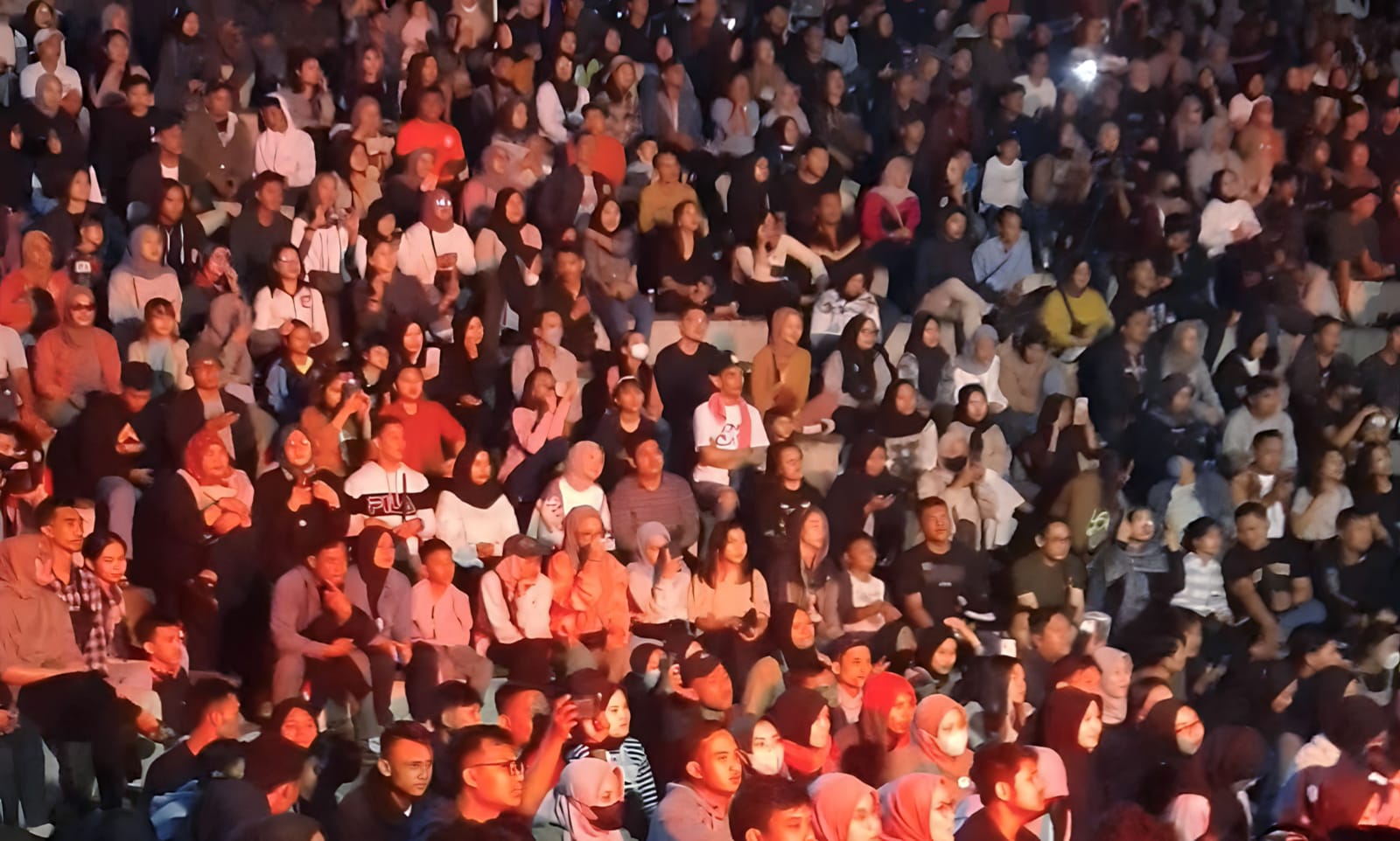 SETIA: Muda-mudi asyik menikmati konser musik di wilayah Kapanewon Patuk, Gunungkidul, beberapa waktu lalu. (GUNAWAN/RADAR JOGJA)