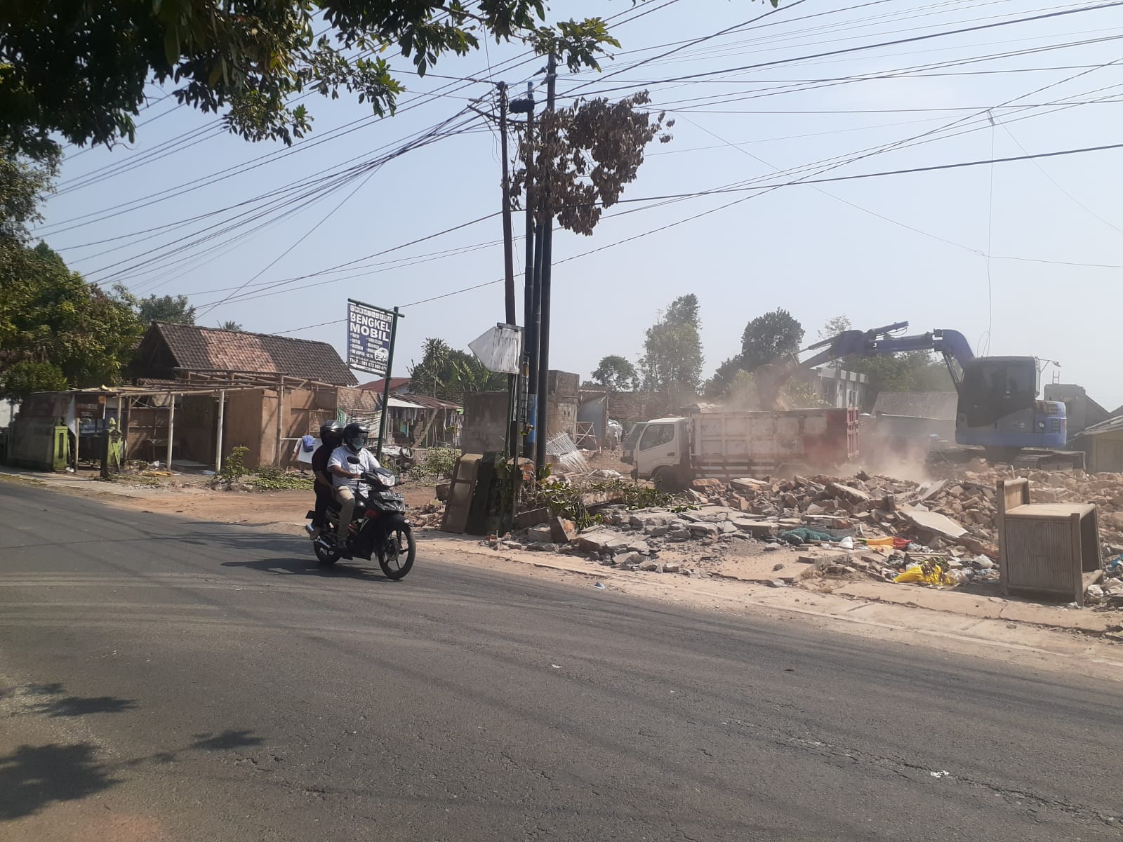 ROBOH: Kondisi rumah-rumah yang sudah dirobohkan di Kalurahan Tirtoadi, Mlati, Sleman, pada Rabu (2/8). (Iwan Nurwanto/Radar Jogja)