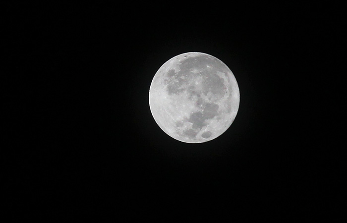 SEMPURNA: Fenomena&nbsp;Supermoon&nbsp;terlihat dari Sleman, Rabu&nbsp;ini hari (2/8/23). Bulan purnama Agustus ini dikenal sebagai sturgeon&nbsp;supermoon.