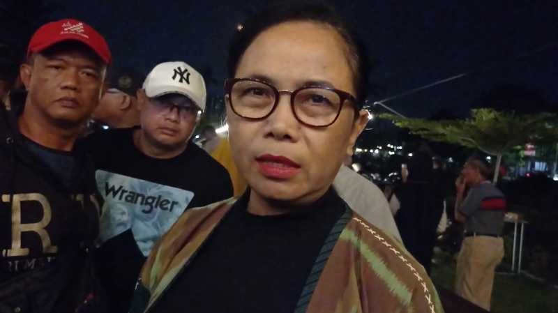 TERDEPAN: Anggota Komisi VIII DPR RI MY Esti Wijayati di Bento Kopi Sleman Rabu malam (2/8). (Radar Jogja)