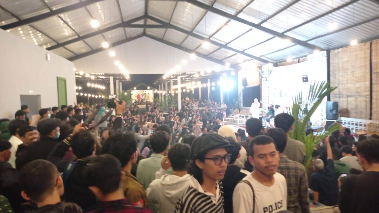 PENUH: Peserta diskusi Ngopi Bareng Ngobrol Perubahan Indonesia di Bento Kopi Godean, Sleman, Rabu malam (2/8/2023). (Radar Jogja)