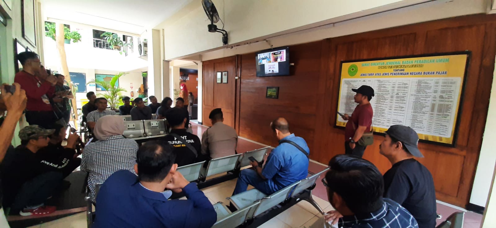 SIDANG ONLINE: Nampak keluarga mendiang Aldi Apriyanto dan awal media mengikuti jalannya sidang melalui layar kaca di PN Wonosari Kamis (3/8). (Gunawan/Radar Jogja)