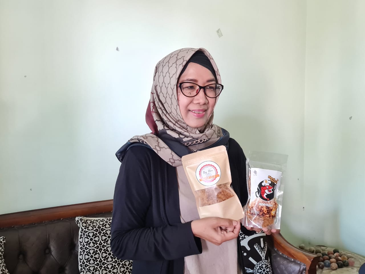SIAP DIJUAL: Produk abon lele milik Ayi ini akan bersaing dengan produk UMKM lain saat gelaran Tour de Borobudur (TdB) pada 6 Agustus 2023 mendatang di Candi Borobudur. (Naila Nihayah/Radar Jogja)