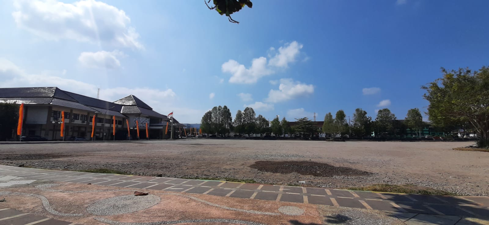 MASA KONTRAK: Leveling Alun-alun Wonosari selesai memicu debu beterbangan mengganggu kenyamanan dan kesehatan lingkungan sekitar kemarin (3/8). (GUNAWAN/RadarJogja)