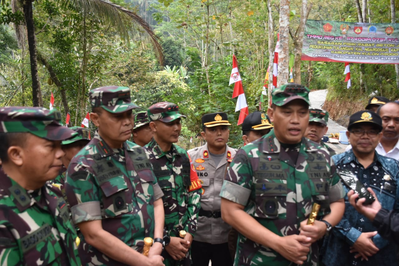 BAKTI: Danrem 072/Pamungkas Brigjen TNI Joko Purnomo mendampingi Komandan Pusat Angkatan Darat (Danpusterad) Letjen TNI Teguh Muji Angkasa di Kulon Progo Kamis (3/8/3023). (Penrem 072/PMK)
