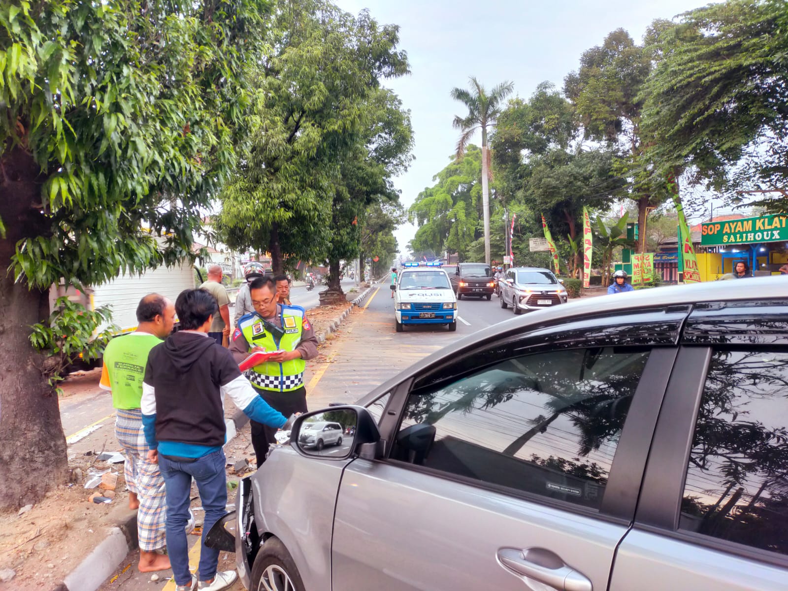 PERIKSA: Polisi berada di lokasi kecelakaan di Jalan Jogja-Solo Kilometer 15 Sleman, Kamis (3/8/2023). (Istimewa)