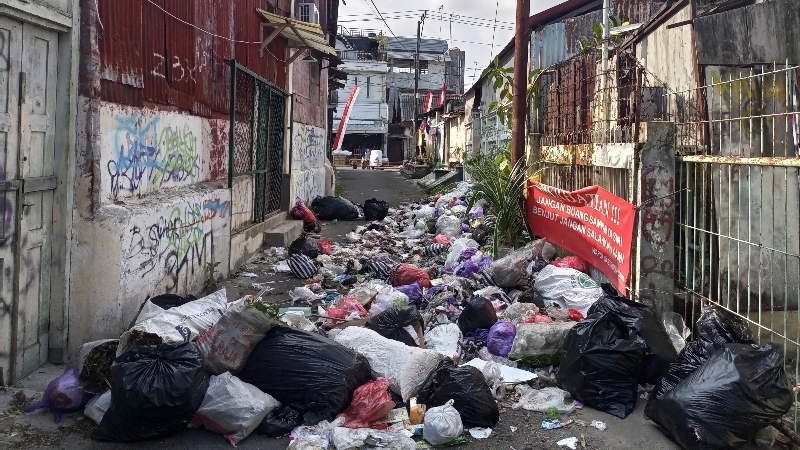 KOTOR: Tumpukan sampah hingga meluber dan menutupi jalan Jalan Sastrodipuran, Ngupasan, Gondomanan, Kota Jogja, Kamis (3/8/2023). (GUNTUR AGA TIRTANA/RADAR JOGJA)