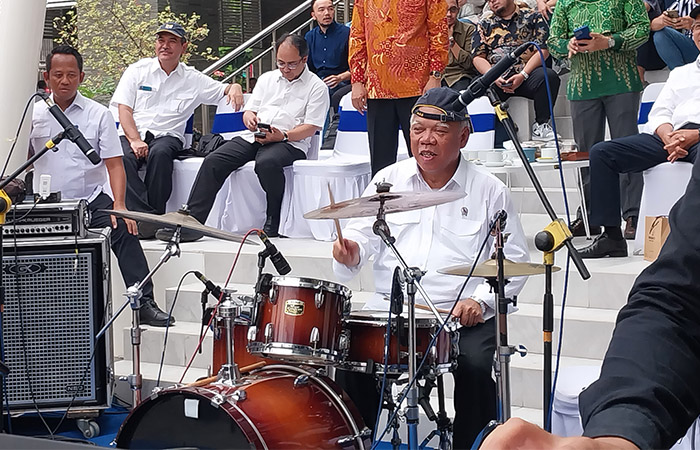 DRUMMER: Menteri PUPR Basuki Hadimuljono mendadak jadi drummer di depan ribuan mahasiswa baru Fakultas Teknik UGM, Kamis (3/8).
