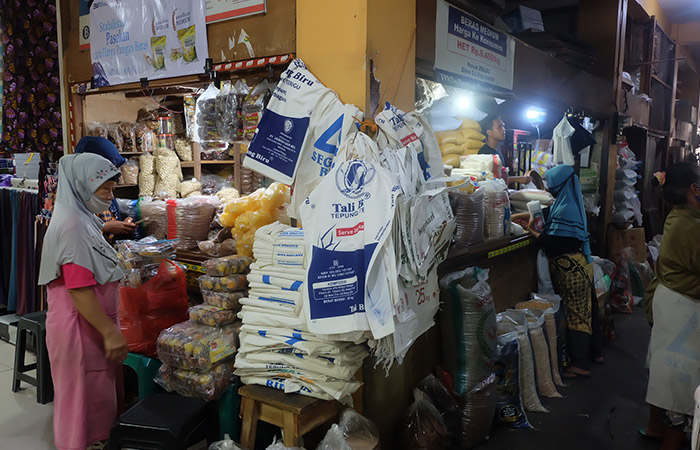BERAS MASIH ADA: Para pedagang beras yang ada di pasar Beringharjo Jogjakarta, Perum  Bulog Kantor Wilayah Jogjakarta menyebut bahwa stok beras diJogjakarta aman untuk hadapi El Nino