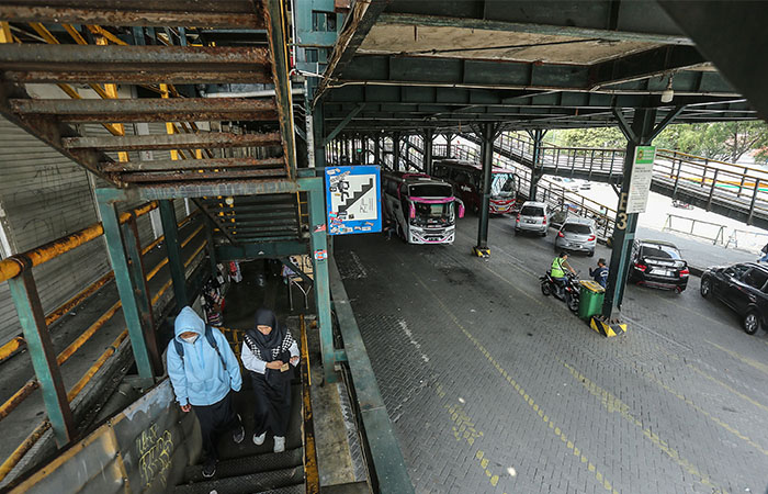 Pengunjung menaiki tangga menuju parkiran motor di Tempat parkir ABA, Danurejan, Jogja, Kamis (3/8).