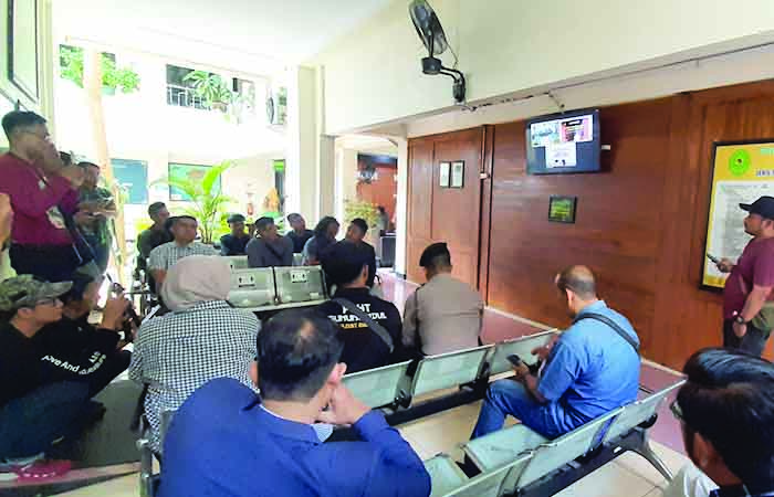 SIDANG ONLINE - Nampak keluarga mendiang Aldi Apriyanto dan awal media mengikuti jalannya sidang melalui layar kaca di PN Wonosari kemarin (3/8).&nbsp;