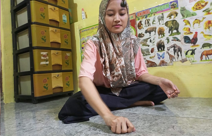 KENANGAN: Warga masih berkesan dengan permainan bola bekel yang dinilai banyak memiliki manfaat bagi tumbuh kembang anak.