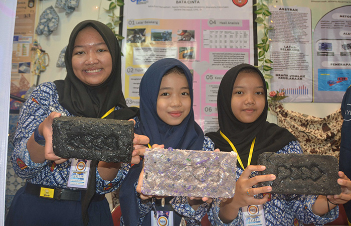 INOVATIF: Tiga siswa SMPN 12 Kota Jogja menunjukkan karyanya berupa Bata Cinta dari sampah plastik.